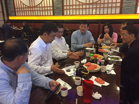 汪俊博士（左4）、刘雯颖博士（左5）、李才博士（左1）、蔡天权博士（左3）和沈东明博士（右1）、李德润博士（右2）一同聆听孙勇奎（左2）院士规划创新梦想