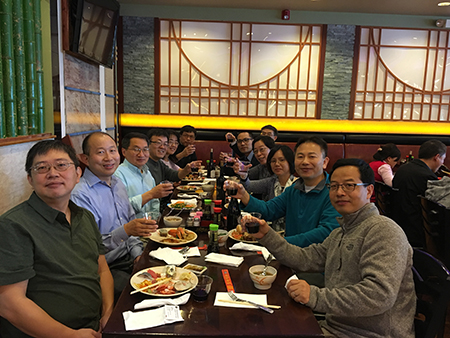 下届SAPA会长刘建博士（左），不朽情缘mg官网新泽西客户总监王建锋博士（右5）等专家举杯庆佳节