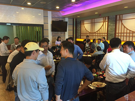 专家们相谈甚欢，直到傍晚时分，仍不舍离去